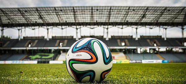 Un ballon de football en gros plan au milieu d'un stade